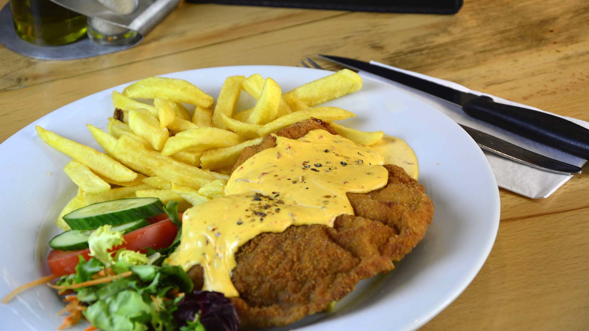 Schnitzel „Alex” mit Sauce Sambal und Pommes frites.